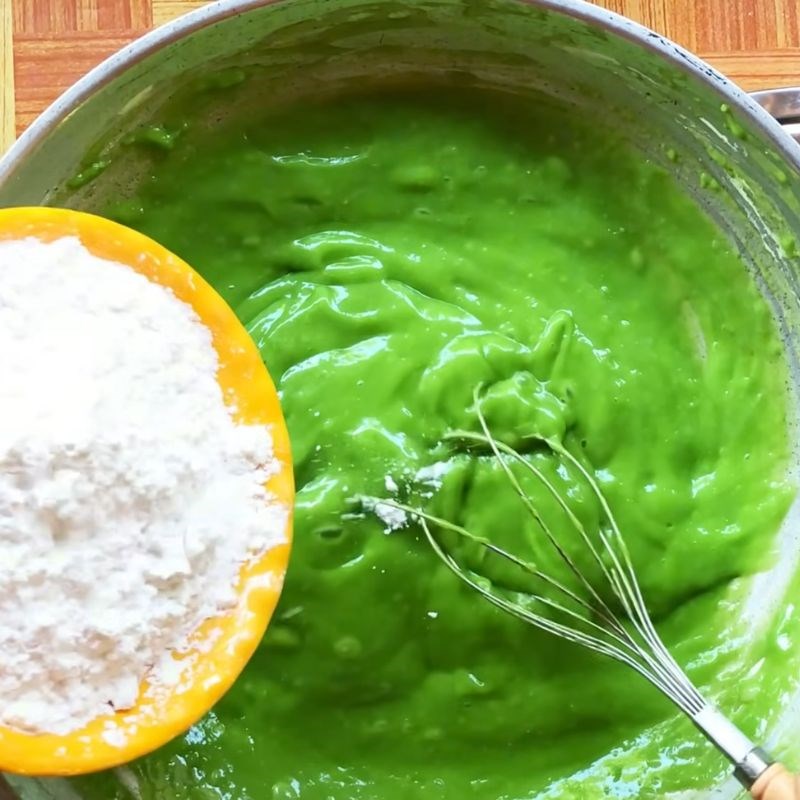 Bước 4 Trộn bột năng và hoàn thiện bột bánh Bánh lọt lá dứa