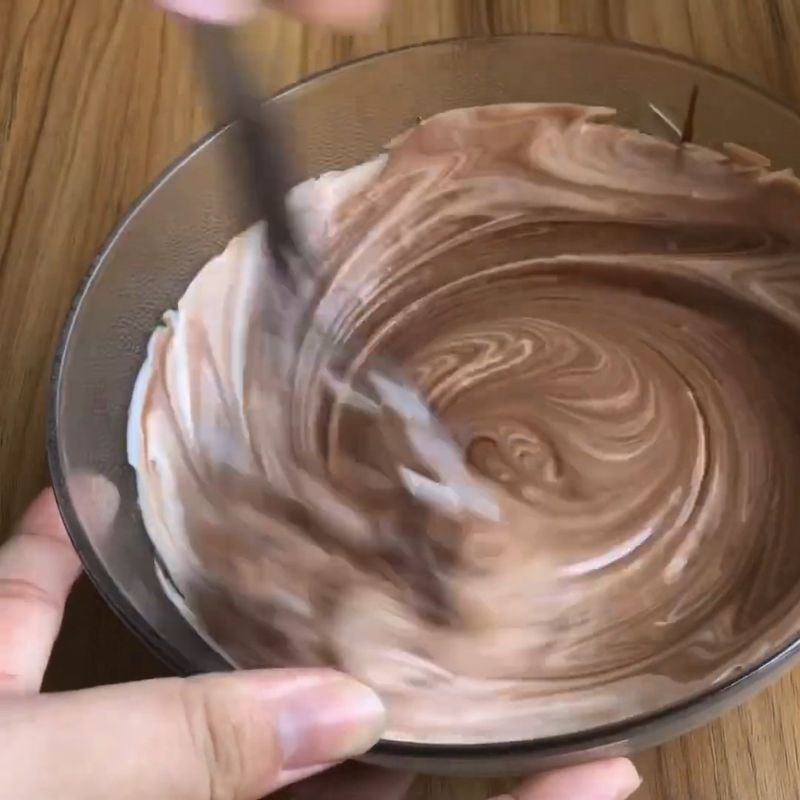 Bước 7 Trộn hỗn hợp bột với lòng trắng trứng bánh gato socola đơn giản