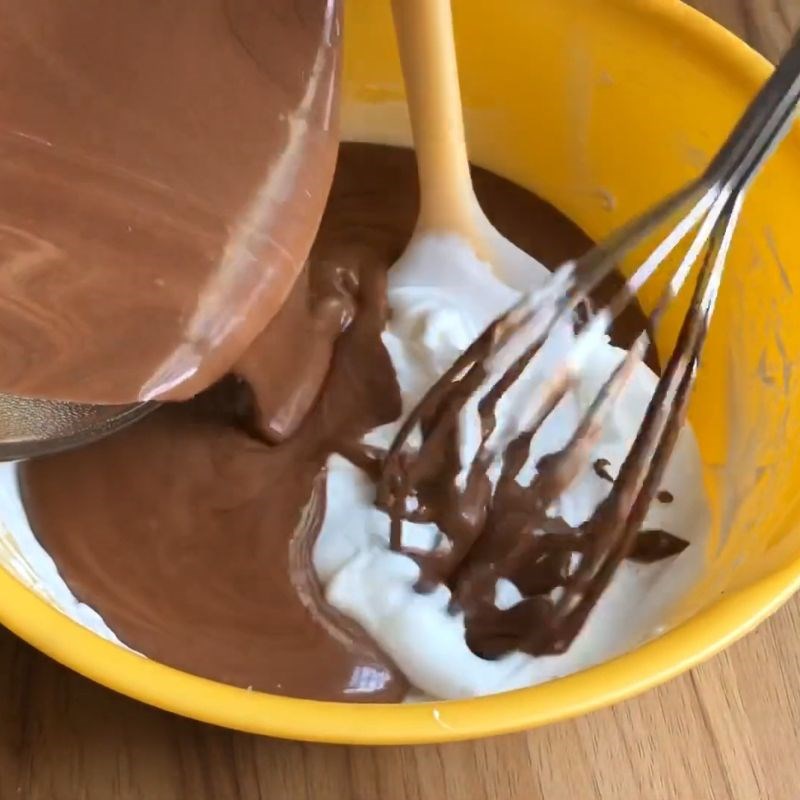 Bước 7 Trộn hỗn hợp bột với lòng trắng trứng bánh gato socola đơn giản