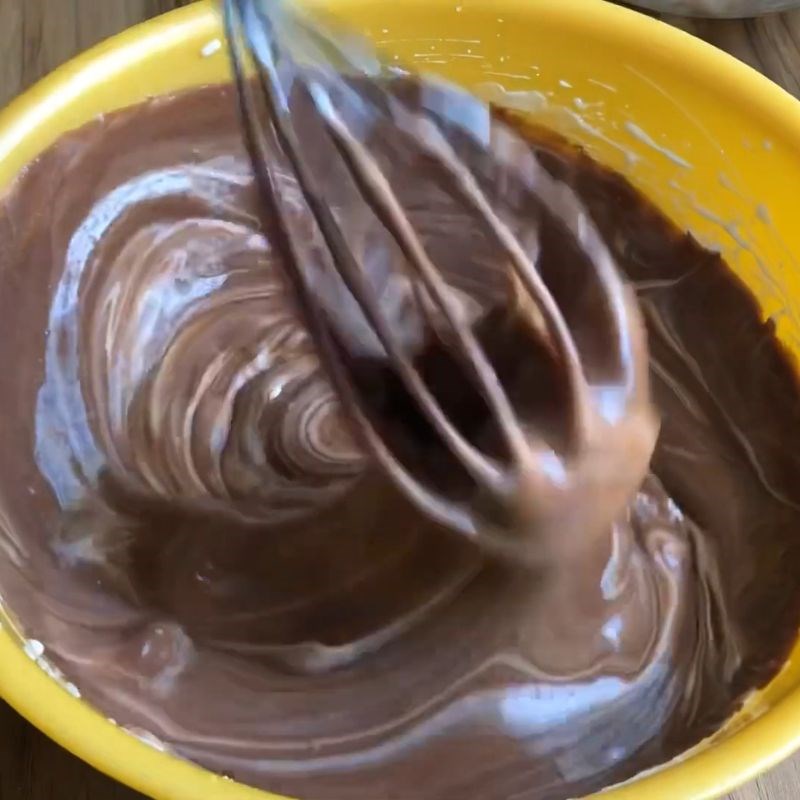 Bước 7 Trộn hỗn hợp bột với lòng trắng trứng bánh gato socola đơn giản