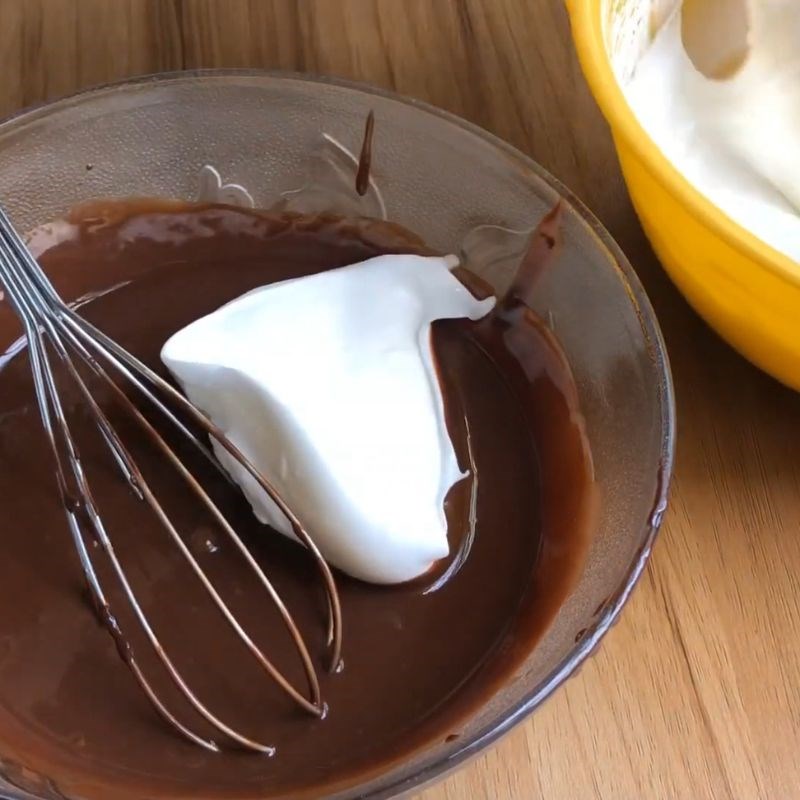 Bước 7 Trộn hỗn hợp bột với lòng trắng trứng bánh gato socola đơn giản