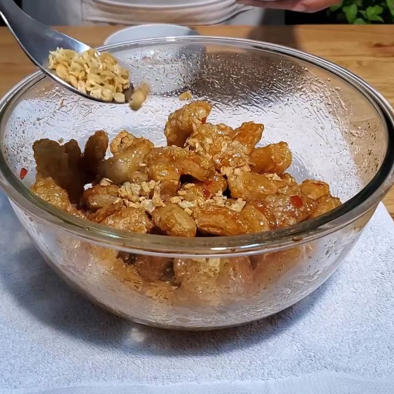 Bước 7 Trộn tóp mỡ với sốt tỏi ớt tóp mỡ da heo chiên giòn