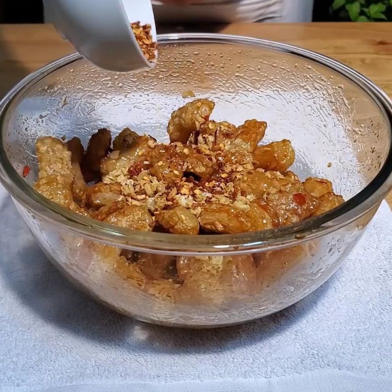 Bước 7 Trộn tóp mỡ với sốt tỏi ớt tóp mỡ da heo chiên giòn