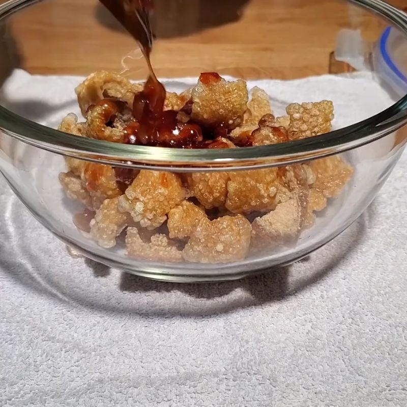 Bước 7 Trộn tóp mỡ với sốt tỏi ớt tóp mỡ da heo chiên giòn