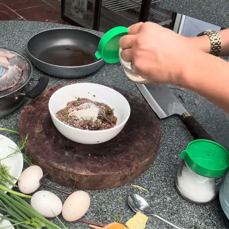 Bước 2 Trộn và ướp xương cá băm làm mọc Cá nấu ám