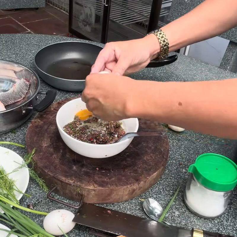 Bước 2 Trộn và ướp xương cá băm làm mọc Cá nấu ám