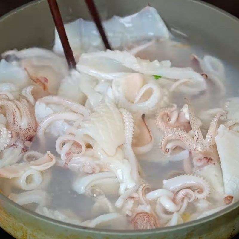 Bước 2 Trụng mực – Bí quyết mực giòn không ra nước mực xào ngon giòn