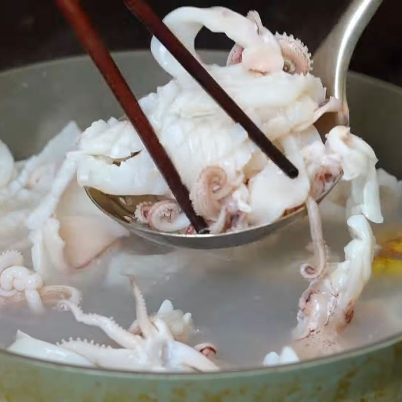 Bước 2 Trụng mực – Bí quyết mực giòn không ra nước mực xào ngon giòn