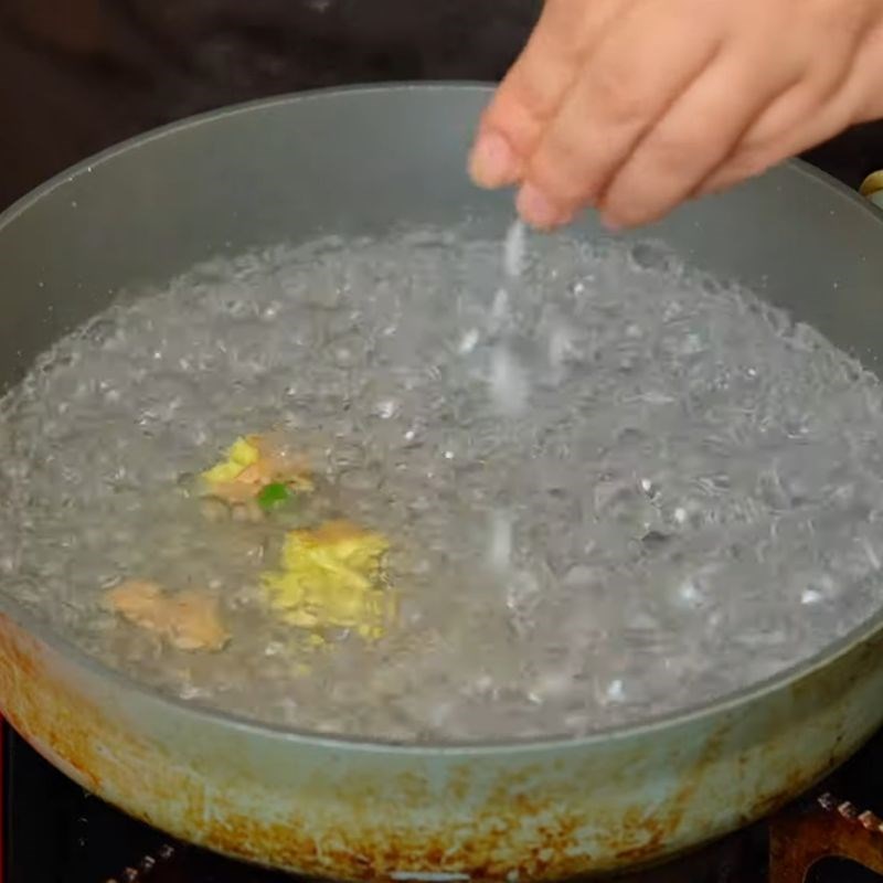 Bước 2 Trụng mực – Bí quyết mực giòn không ra nước mực xào ngon giòn