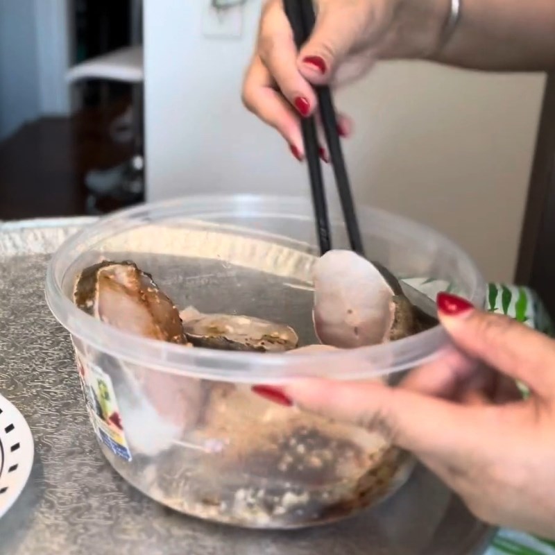 Bước 1 Ướp cá tầm đậm đà Cá tầm kho