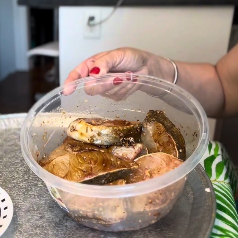 Bước 1 Ướp cá tầm đậm đà Cá tầm kho