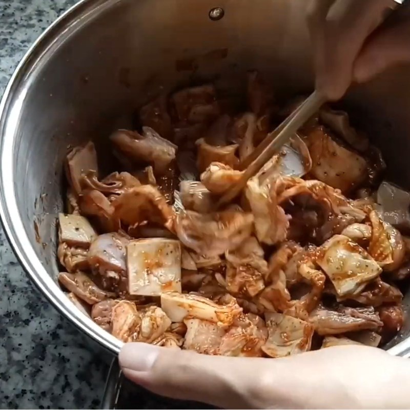 Bước 2 Ướp gia vị cho thịt Bao tử hầm tiêu đen