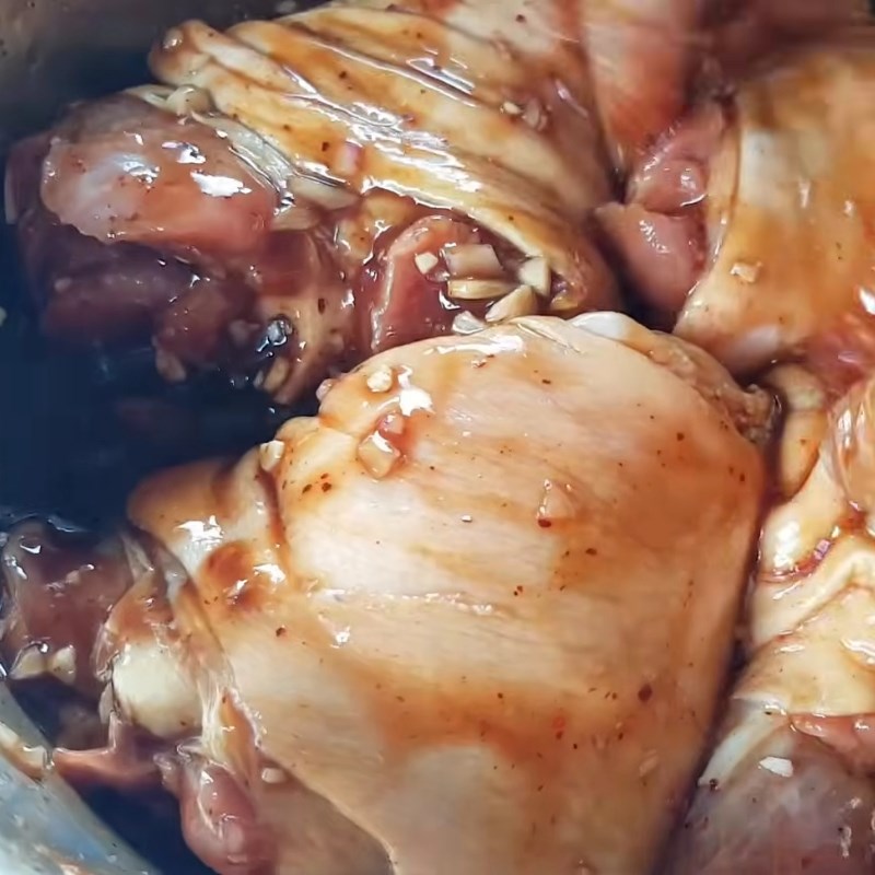 Bước 2 Ướp giò heo Giò heo phá lấu