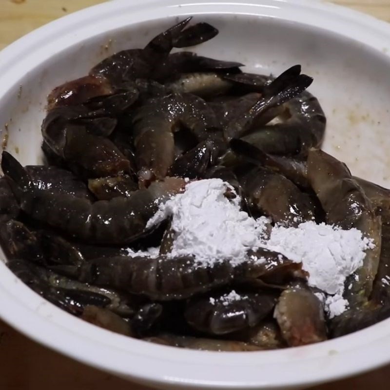 Bước 2 Ướp tôm đậm đà hương vị tôm xóc tỏi