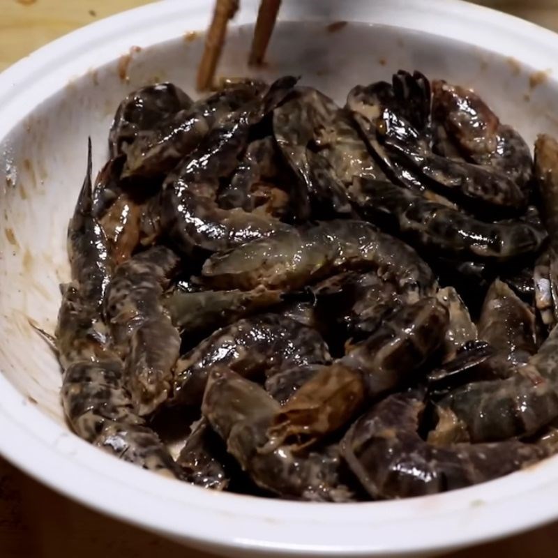 Bước 2 Ướp tôm đậm đà hương vị tôm xóc tỏi