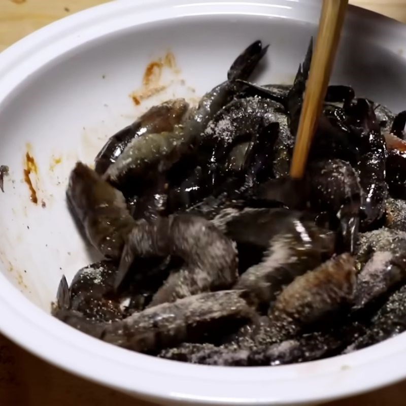 Bước 2 Ướp tôm đậm đà hương vị tôm xóc tỏi