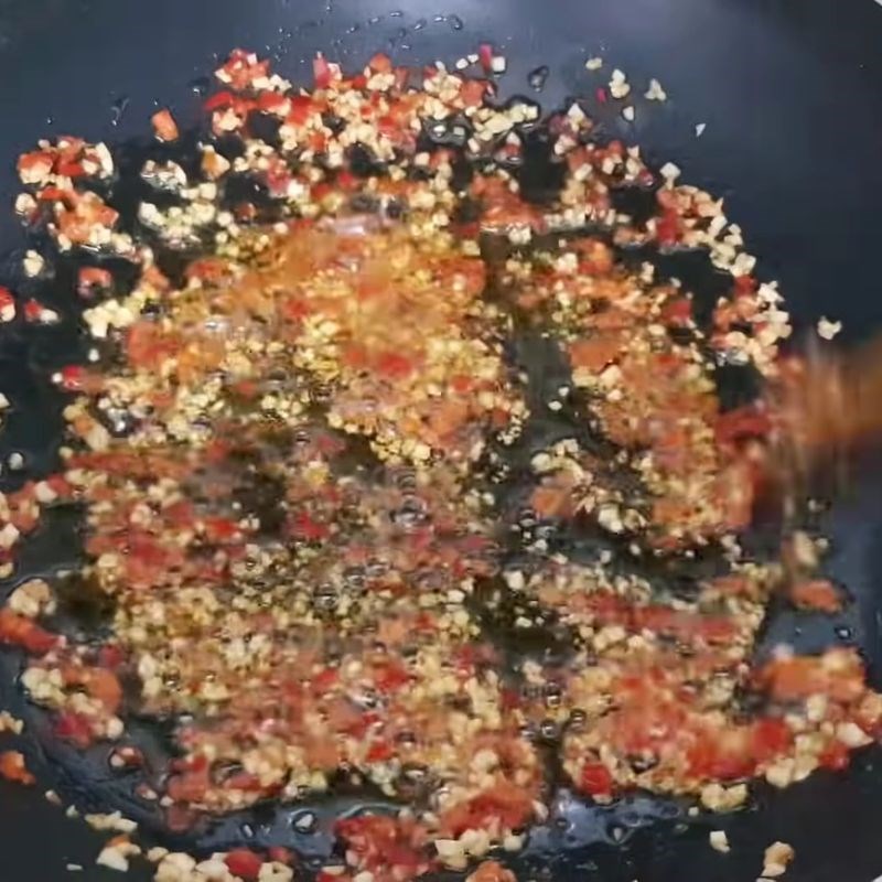 Bước 4 Vớt tóp mỡ và làm sốt tỏi ớt mắm đường tóp mỡ da giòn