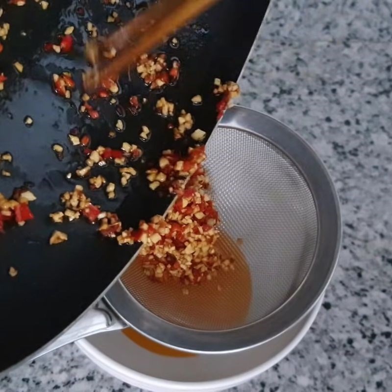 Bước 4 Vớt tóp mỡ và làm sốt tỏi ớt mắm đường tóp mỡ da giòn