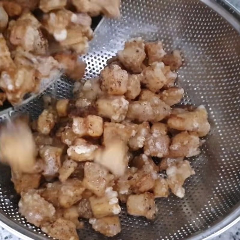 Bước 4 Vớt tóp mỡ và làm sốt tỏi ớt mắm đường tóp mỡ da giòn