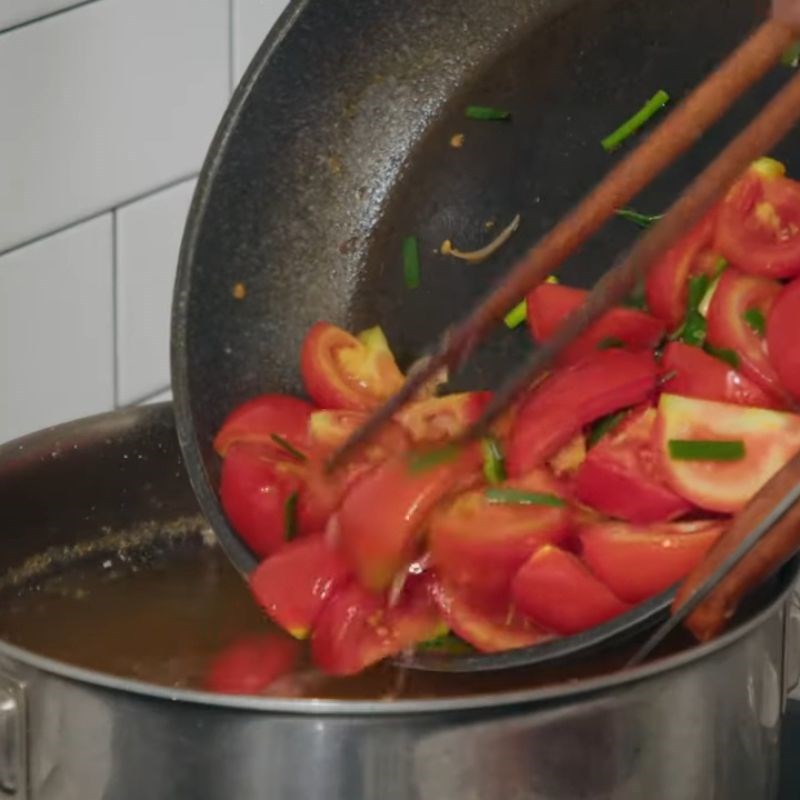 Bước 4 Xào cà chua tạo màu cho nước lẩu lẩu riêu cua bắp bò sườn sụn