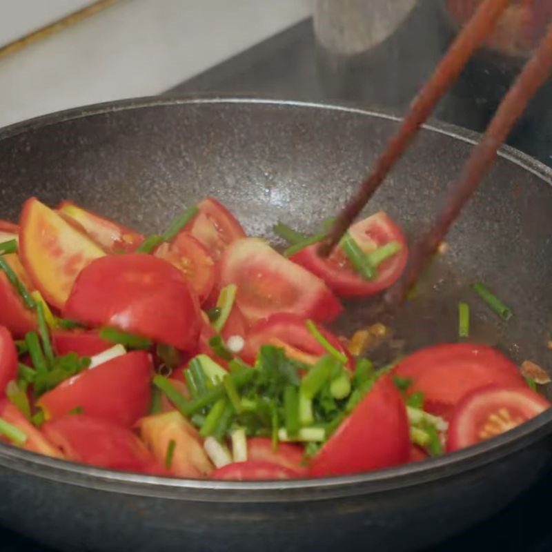 Bước 4 Xào cà chua tạo màu cho nước lẩu lẩu riêu cua bắp bò sườn sụn