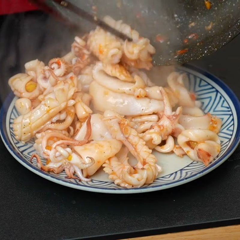 Bước 3 Xào mực săn giòn, thấm vị mực xào ngon giòn