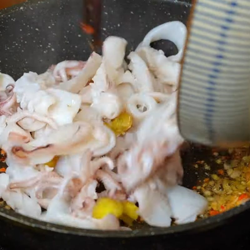 Bước 3 Xào mực săn giòn, thấm vị mực xào ngon giòn