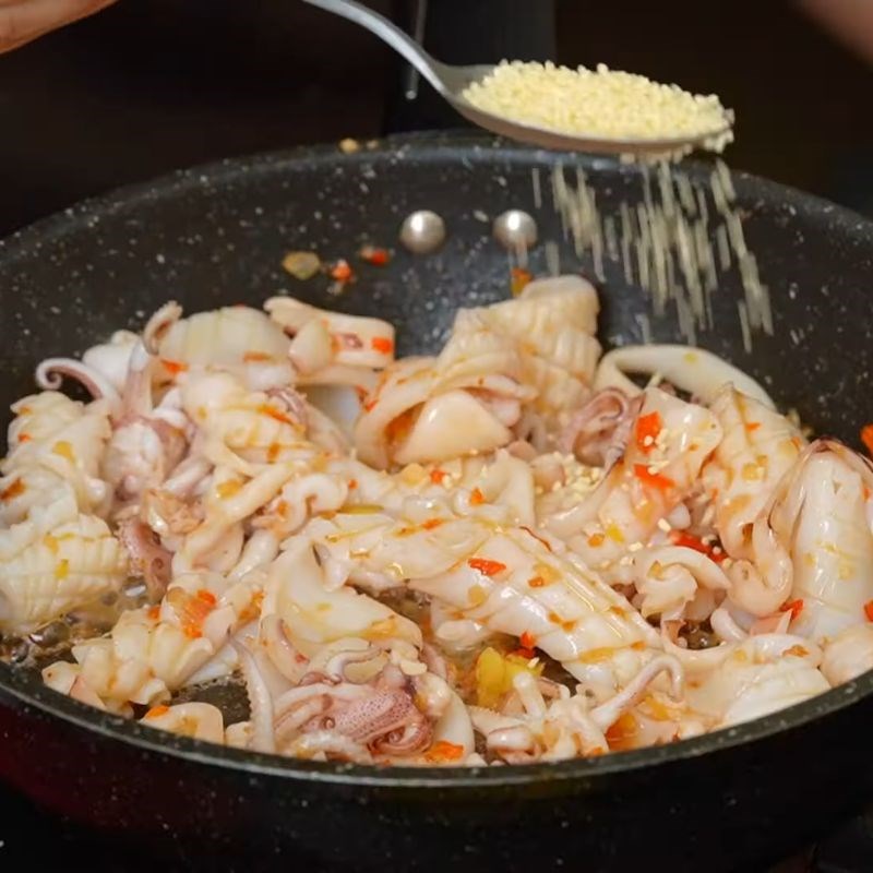 Bước 3 Xào mực săn giòn, thấm vị mực xào ngon giòn