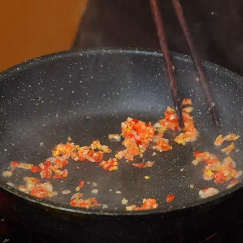 Bước 3 Xào mực săn giòn, thấm vị mực xào ngon giòn