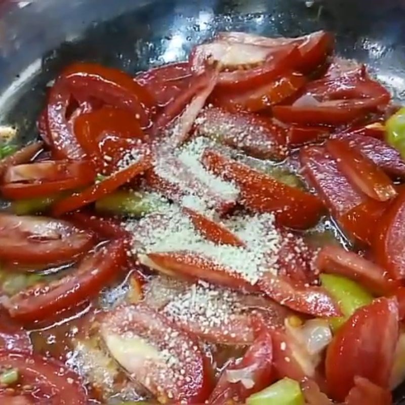 Bước 4 Xào sơ cà chua và me lẩu cá vược