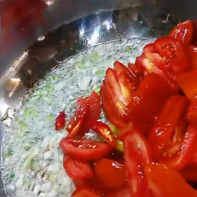 Bước 4 Xào sơ cà chua và me lẩu cá vược