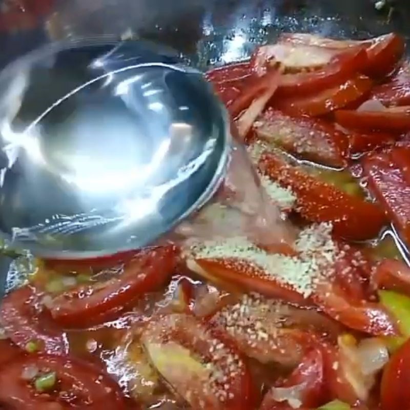 Bước 4 Xào sơ cà chua và me lẩu cá vược