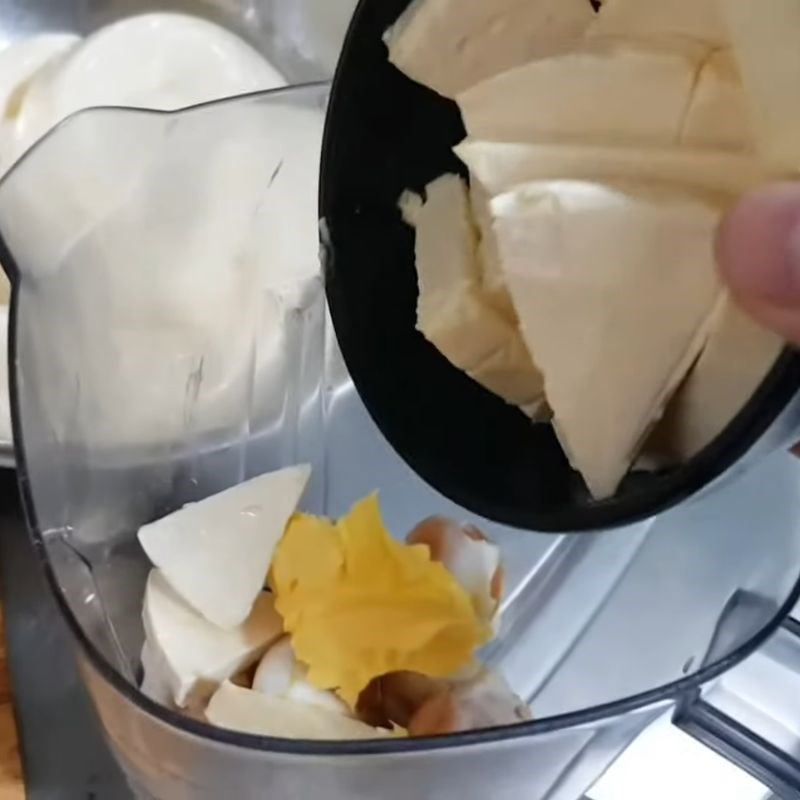 Bước 2 Xay nhuyễn hỗn hợp sốt hoàng kim lần 1 sốt trứng muối hoàng kim