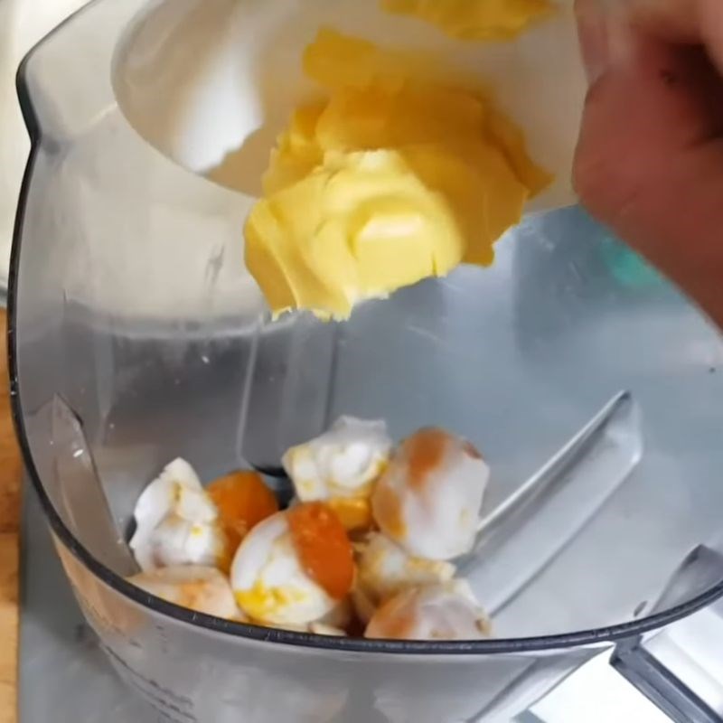 Bước 2 Xay nhuyễn hỗn hợp sốt hoàng kim lần 1 sốt trứng muối hoàng kim