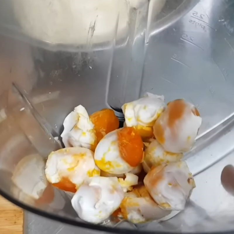 Bước 2 Xay nhuyễn hỗn hợp sốt hoàng kim lần 1 sốt trứng muối hoàng kim