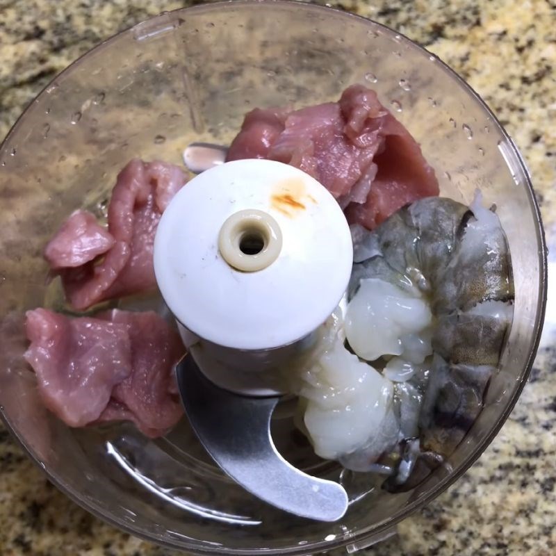 Bước 2 Xay nhuyễn hỗn hợp tôm thịt Xúc xích cho bé