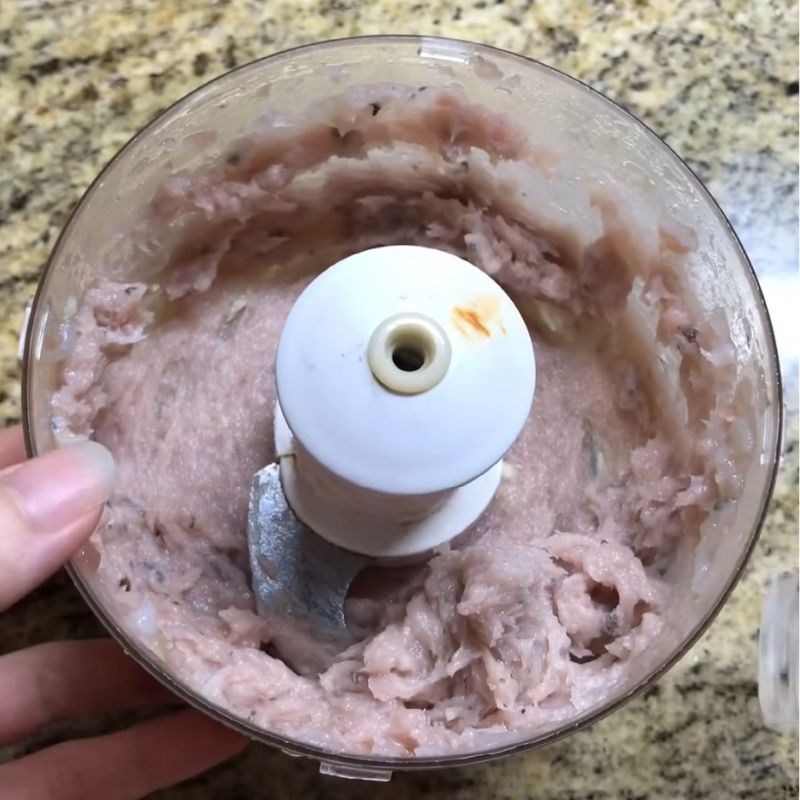 Bước 2 Xay nhuyễn hỗn hợp tôm thịt Xúc xích cho bé