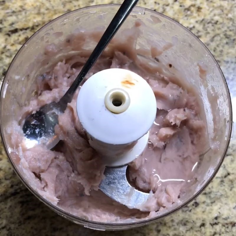 Bước 2 Xay nhuyễn hỗn hợp tôm thịt Xúc xích cho bé