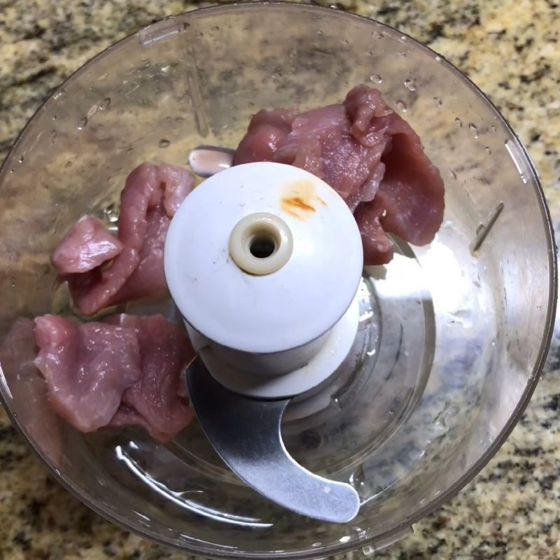 Bước 2 Xay nhuyễn hỗn hợp tôm thịt Xúc xích cho bé