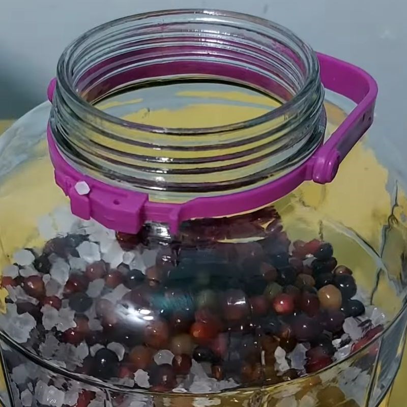 Bước 2 Xếp lớp nho và đường phèn Nho ngâm rượu trắng