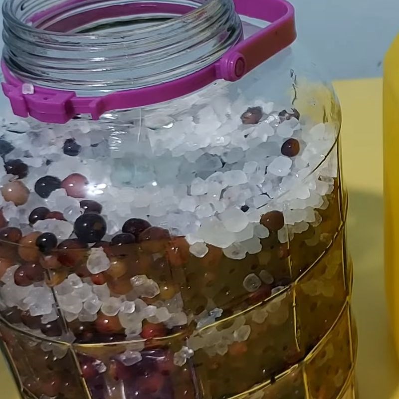 Bước 2 Xếp lớp nho và đường phèn Nho ngâm rượu trắng