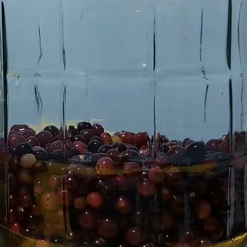 Bước 2 Xếp lớp nho và đường phèn Nho ngâm rượu trắng