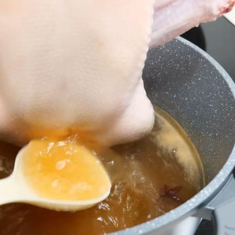 Bước 6 Xối da vịt căng bóng – Bí quyết da vịt giòn vịt quay da giòn