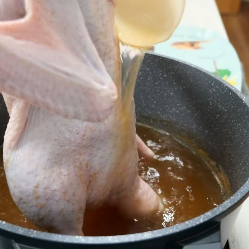 Bước 6 Xối da vịt căng bóng – Bí quyết da vịt giòn vịt quay da giòn