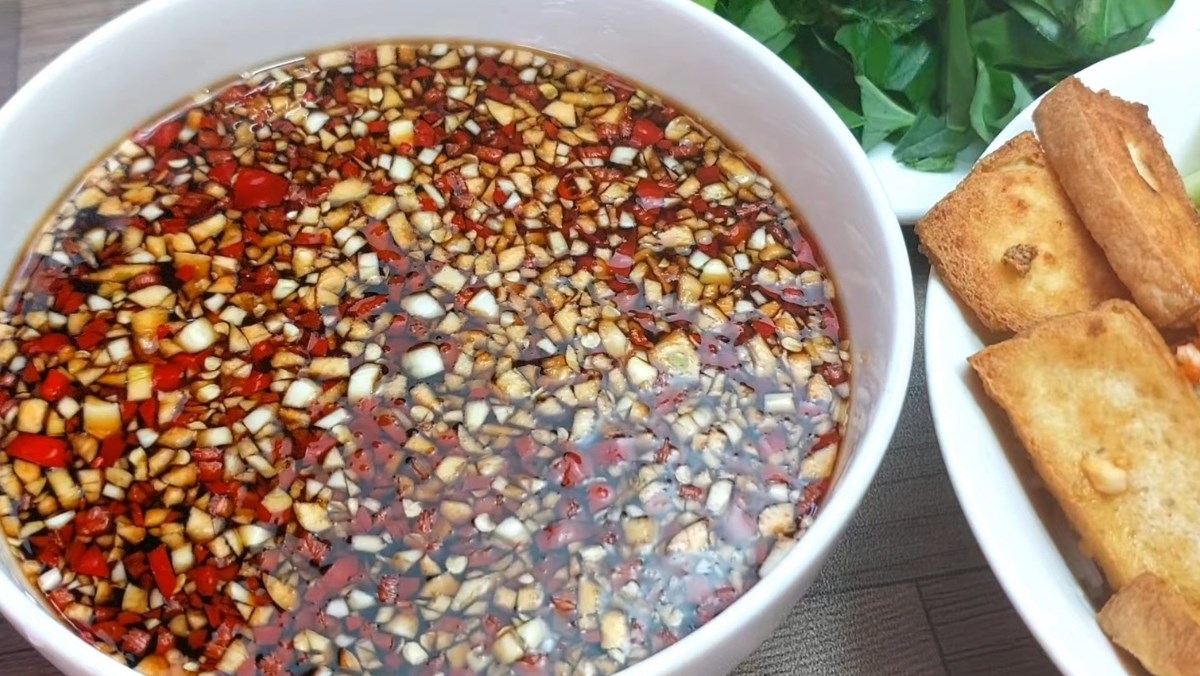 Nước tương tỏi ớt ăn bún