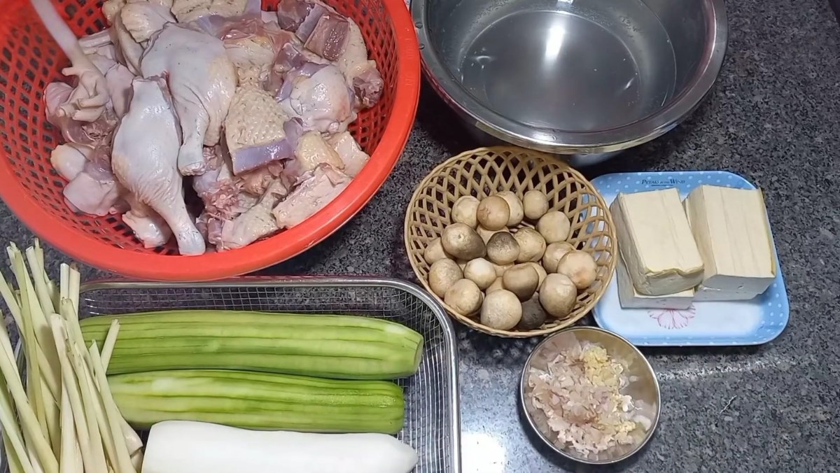 Nguyên liệu món ăn cách nấu lẩu vịt hầm sả miền tây ăn với bún thơm lừng, thịt mềm ngon đậm đà