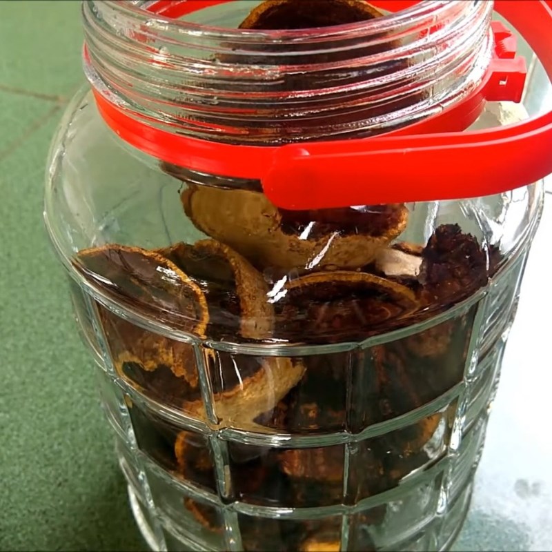 Bước 3 Thực hiện ngâm rượu trái quách Rượu trái quách