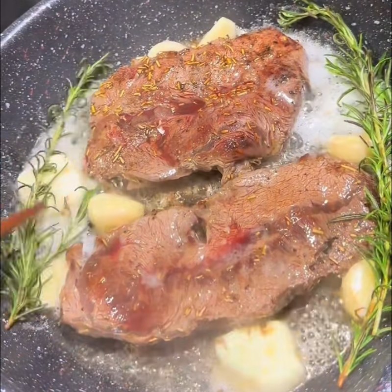 Bước 5 Áp chảo thịt bò sốt trứng muối Bò sốt trứng muối