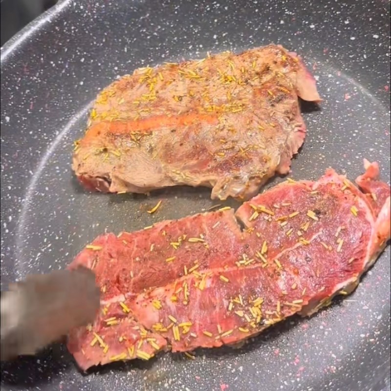 Bước 5 Áp chảo thịt bò sốt trứng muối Bò sốt trứng muối