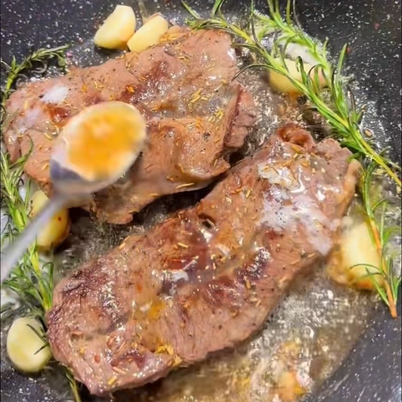 Bước 5 Áp chảo thịt bò sốt trứng muối Bò sốt trứng muối